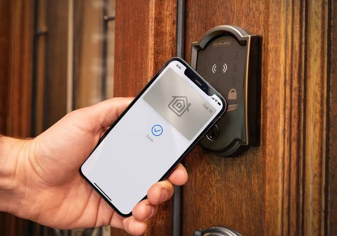 Self storage feature card