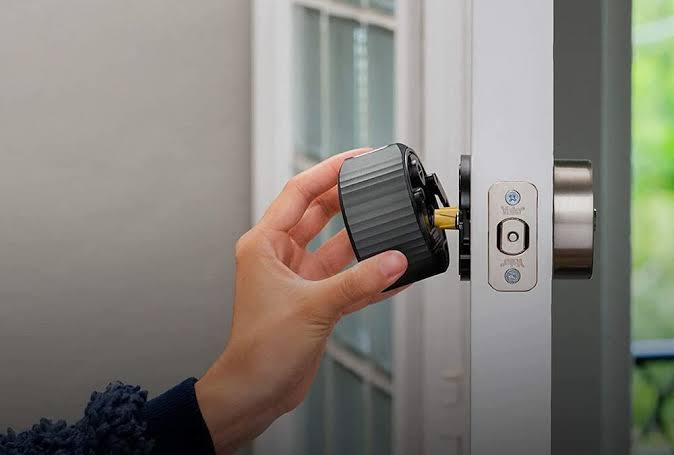 Self storage feature card
